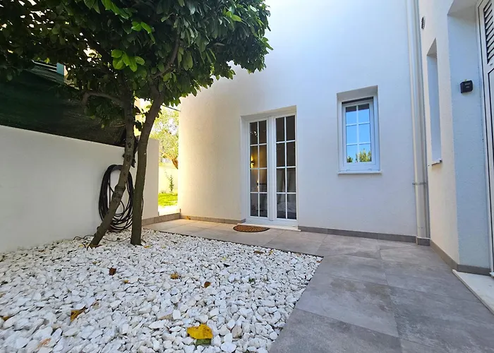 The Three Flowers Pool House Trogir