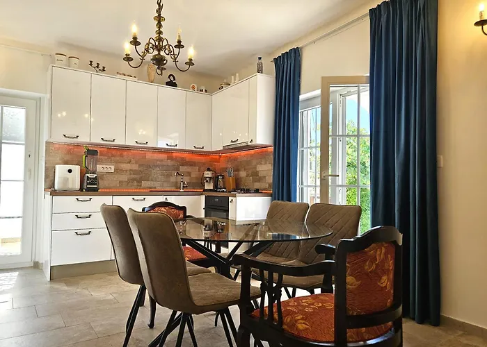 The Three Flowers Pool House Appartement Trogir