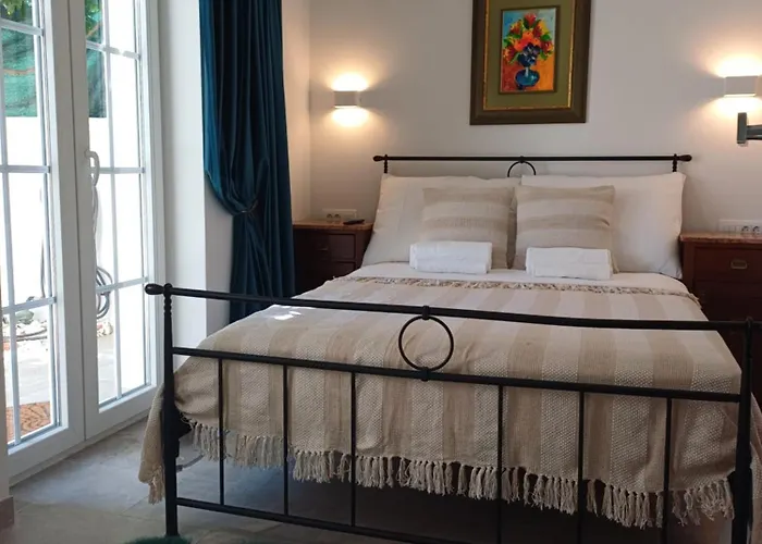 The Three Flowers Pool House Appartement *