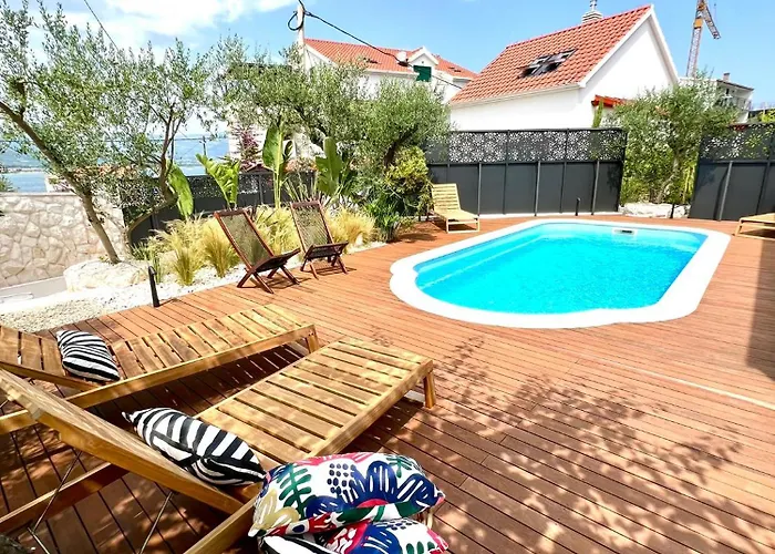 The Three Flowers Pool House *