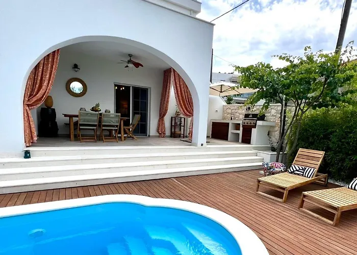 The Three Flowers Pool House Appartement