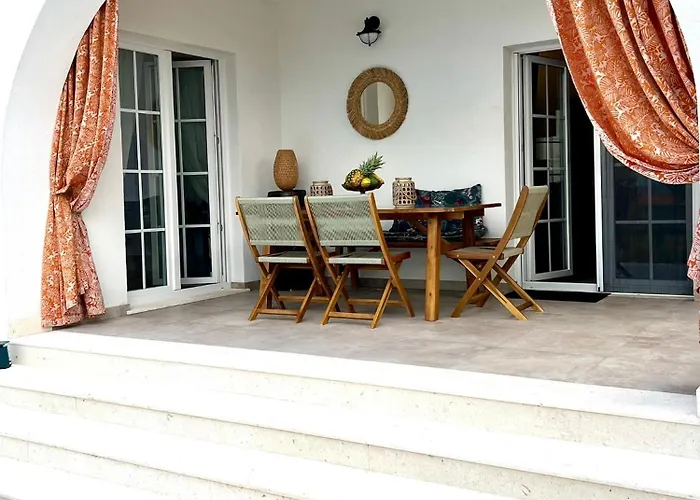 Appartement The Three Flowers Pool House