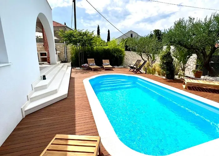 The Three Flowers Pool House Appartement *