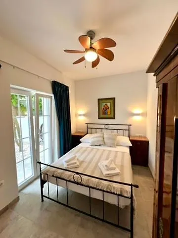 The Three Flowers Pool House Trogir