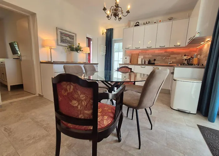 The Three Flowers Pool House Appartement *