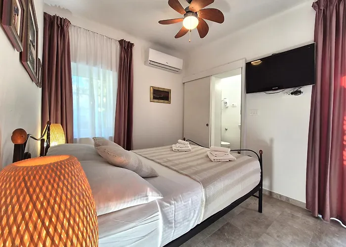 The Three Flowers Pool House Appartement *