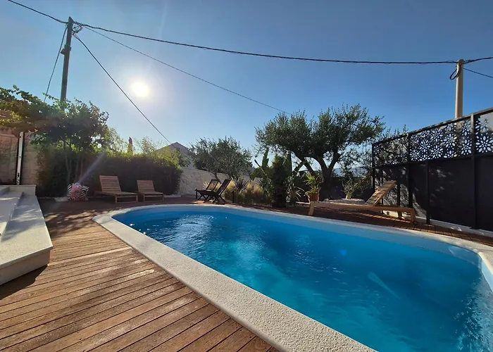 The Three Flowers Pool House Appartement