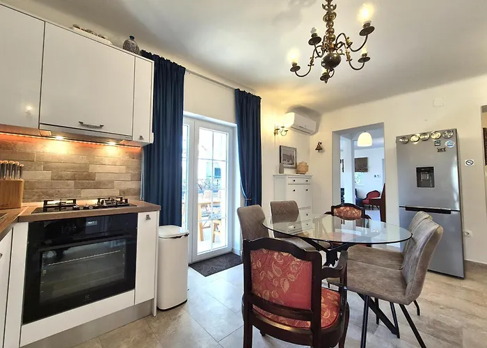 The Three Flowers Pool House Appartement *