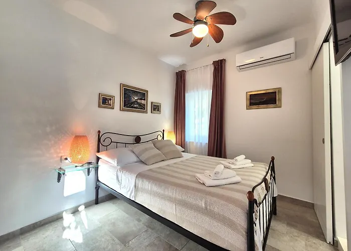 The Three Flowers Pool House Trogir