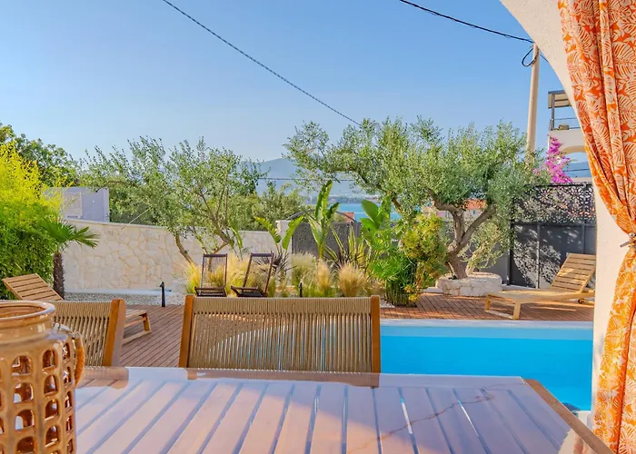 Appartement The Three Flowers Pool House *