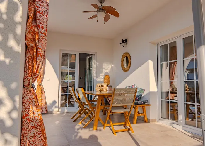 Appartement The Three Flowers Pool House *