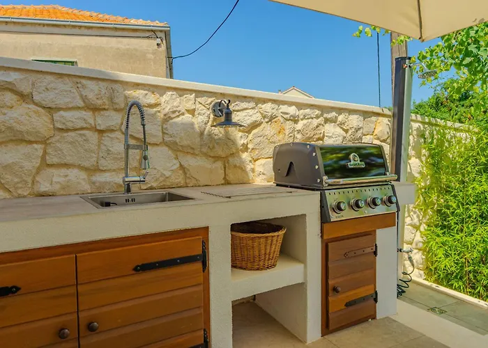 The Three Flowers Pool House Appartement *