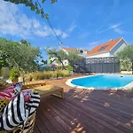 Apartment The Three Flowers Pool House