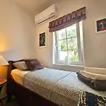 The Three Flowers Pool House Apartment *