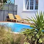 The Three Flowers Pool House Apartment *