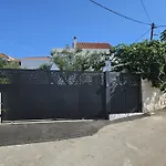 The Three Flowers Pool House Apartment Trogir