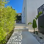 The Three Flowers Pool House Apartment