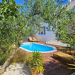 The Three Flowers Pool House Apartment