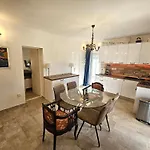 Apartment The Three Flowers Pool House Trogir