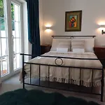 The Three Flowers Pool House Apartment *