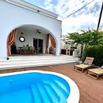The Three Flowers Pool House Apartment