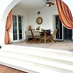 Apartment The Three Flowers Pool House