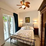 The Three Flowers Pool House Trogir
