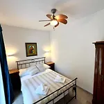 The Three Flowers Pool House Apartment *