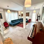 The Three Flowers Pool House Apartment