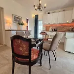 The Three Flowers Pool House Apartment *