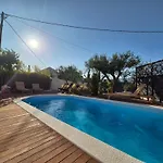 The Three Flowers Pool House Apartment