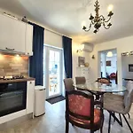 The Three Flowers Pool House Apartment *