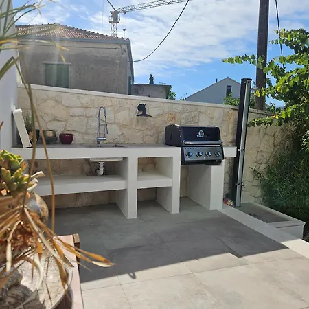 The Three Flowers Pool House * Traù