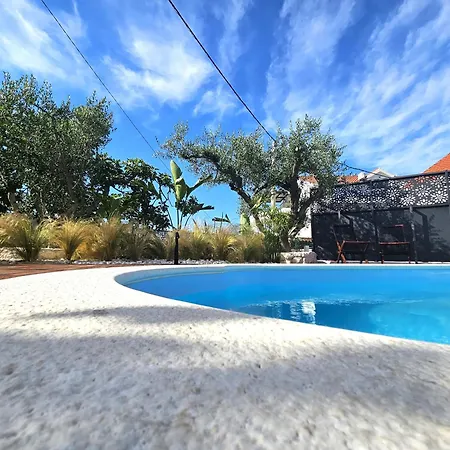 The Three Flowers Pool House Traù