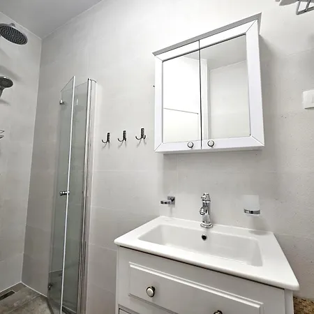 The Three Flowers Pool House * Traù