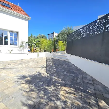 The Three Flowers Pool House * Traù