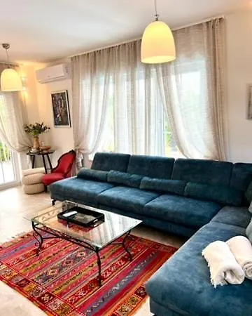 The Three Flowers Pool House * Traù