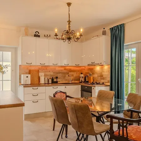 The Three Flowers Pool House Apartment Trogir