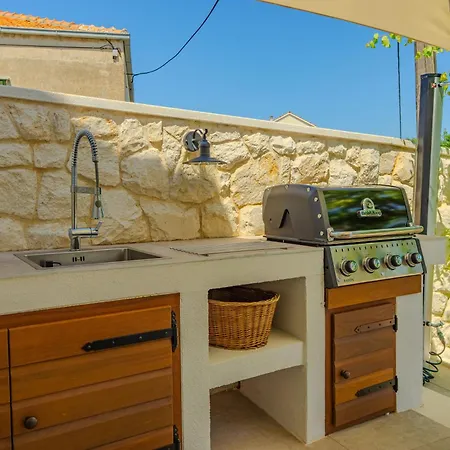 The Three Flowers Pool House Apartment *